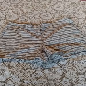 I'm selling black and white short